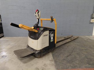 Stand-on pallet truck Crown WT3060 - 1