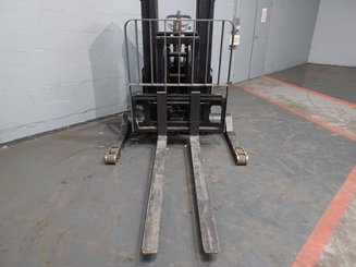Straddle stacker Crown SHR5540-1.6 - 9