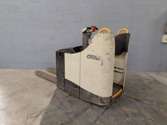 Stand-on pallet truck Crown WT3040 - 3