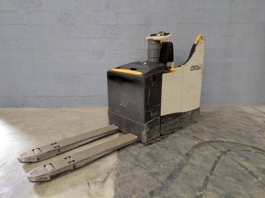 Stand-on pallet truck Crown WT3040 - 1