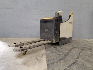 Stand-on pallet truck Crown WT3040 - 6