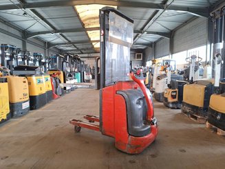 Pedestrian pallet stacker Fenwick L16