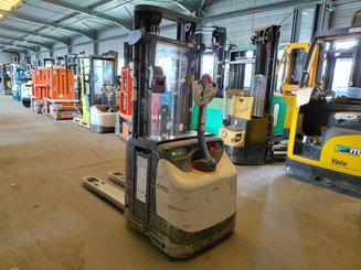 Pedestrian pallet stacker Crown ESI4000-12 - 1