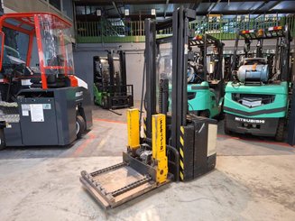 Pedestrian pallet stacker Crown WE2300-16 - 1
