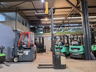 Pedestrian pallet stacker Crown WE2300-16 - 7