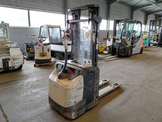 Pedestrian pallet stacker Crown ESI4000-12 - 1