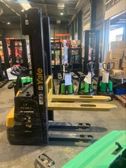 Pallet stacker Yale MS12AC