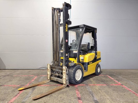 Four wheel front forklift Yale GDP30VX - 1