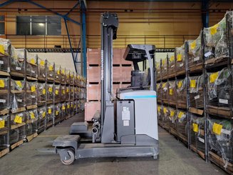 Multi-directional retractable mast reach truck UniCarriers 250DTFVRE635UFW - 2