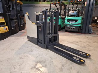 Stand-on pallet stacker Crown DT3040 - 1