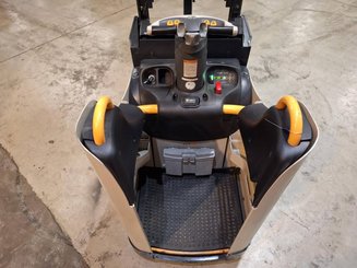 Stand-on pallet stacker Crown DT3040 - 12