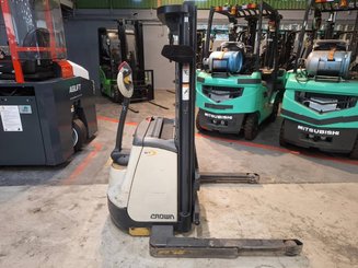 Straddle stacker Crown ST3000-1.0 - 2