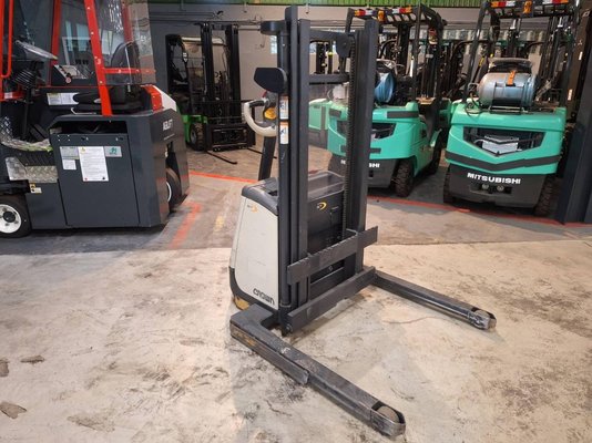 Straddle stacker Crown ST3000-1.0 - 1