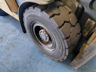 Four wheel front forklift Caterpillar DP50NT - 4