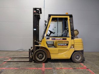 Four wheel front forklift Caterpillar GP25 - 4