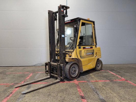 Four wheel front forklift Caterpillar GP25 - 1