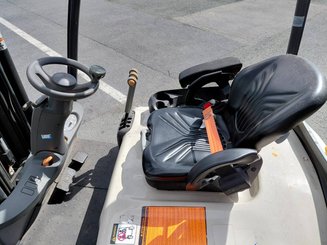 Four wheel front forklift Crown SC6040-16 - 12