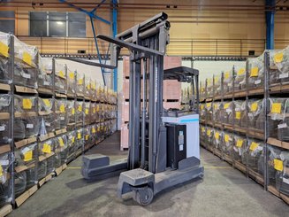 Multi-directional retractable mast reach truck UniCarriers 250DTFVRE635UFW