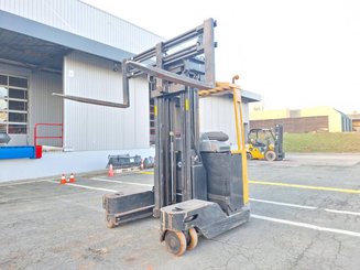Multi-directional retractable mast reach truck Caterpillar NRM20K