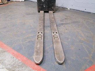 Pedestrian pallet truck Caterpillar NPP20N2