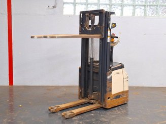 Pedestrian pallet stacker Crown ES4000-1.2