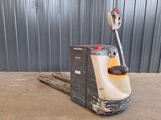 Pedestrian pallet truck Crown WP3080