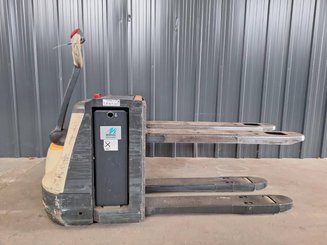 Pedestrian pallet truck Crown WP3080