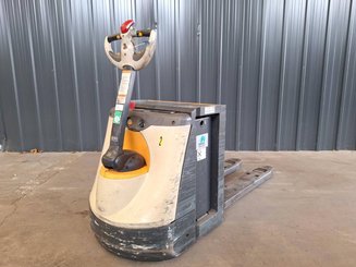 Pedestrian pallet truck Crown WP3080
