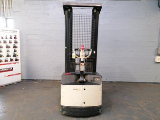 Straddle stacker Crown SHR5520-1.1