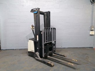 Straddle stacker Crown SHR5520-1.1