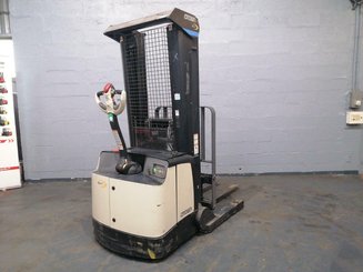 Straddle stacker Crown SHR5520-1.1