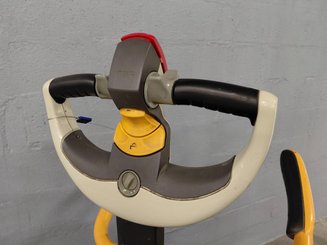 Stand-on pallet truck Crown WT3060