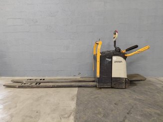 Stand-on pallet truck Crown WT3060