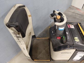 Stand-on pallet truck Crown WT3040 2.00