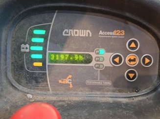 Stand-on pallet truck Crown WT3040 2.00