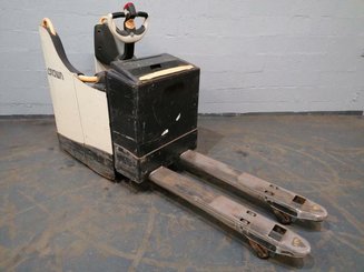 Stand-on pallet truck Crown WT3040