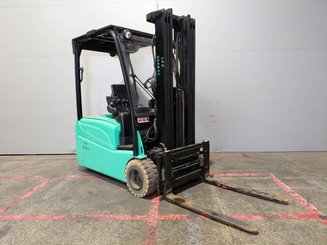 Three wheel front forklift Yale ERP20VTLWB - 1