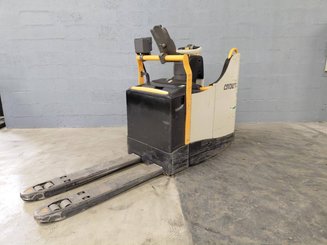 Stand-on pallet truck Crown WT3040