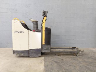 Stand-on pallet truck Crown WT3040