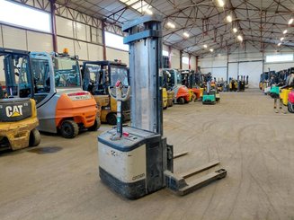 Straddle stacker Crown WS2300 1.8 - 1