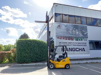 Four wheel front forklift Hangcha XE18i