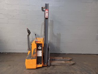 Pedestrian pallet stacker OMG 720K - 6