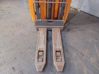 Pedestrian pallet stacker OMG 720K - 8