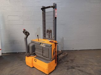 Pedestrian pallet stacker OMG 720K - 5