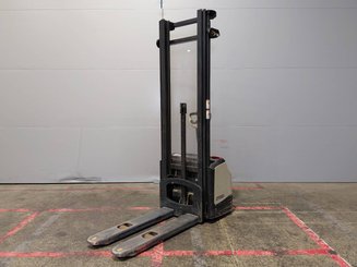 Pedestrian pallet stacker Crown WF3000 - 2