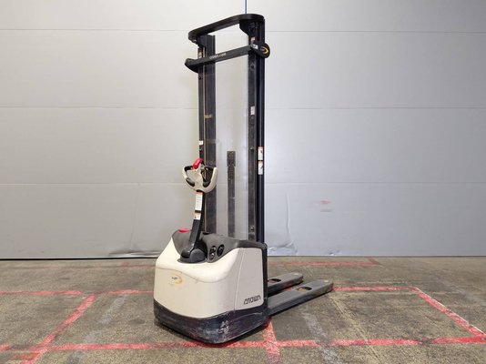 Pedestrian pallet stacker Crown WF3000 - 1