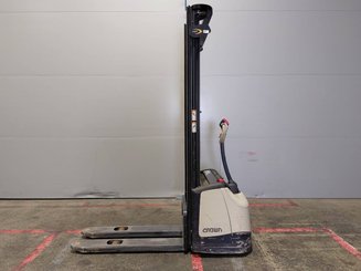 Pedestrian pallet stacker Crown WF3000