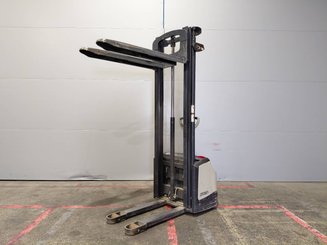 Pedestrian pallet stacker Crown WF3000