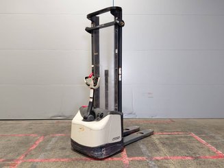 Pedestrian pallet stacker Crown WF3000