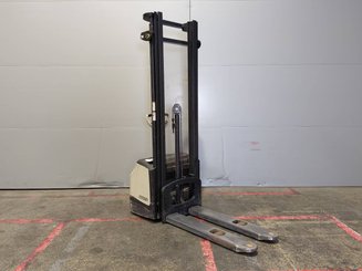Pedestrian pallet stacker Crown WF3000
